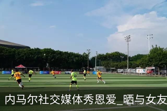 内马尔社交媒体秀恩爱 晒与女友布鲁娜接吻照片